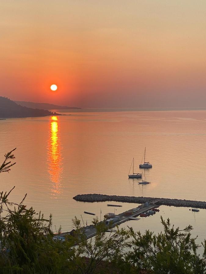 Villa L'Ensoleillee Vue Panoramique Mer, 250 M De La Plage Et Du Centre Ville 멍똥 외부 사진